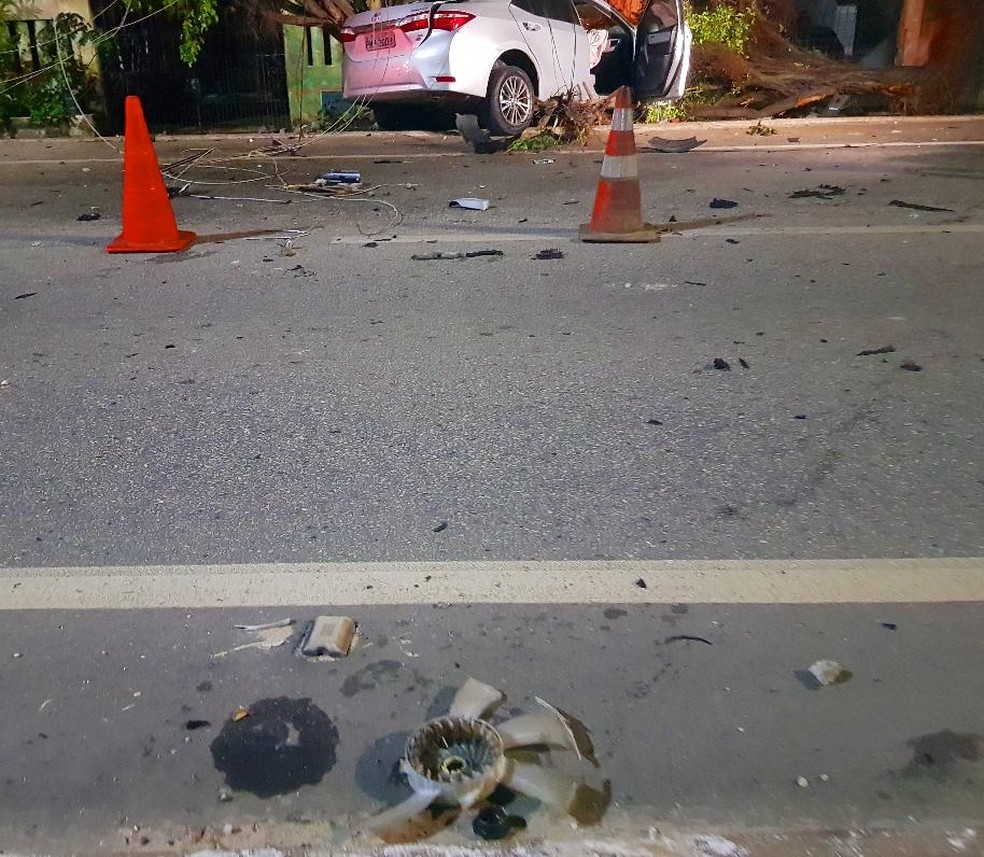 FiaÃ§Ã£o elÃ©trica e partes do carro ficaram caÃ­das na pista. â€” Foto: Rafaela Duarte/Verdes Mares