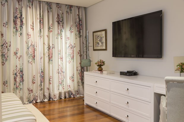 Apartamento sofisticado repleto de mármore e estampas florais (Foto: Divulgação)