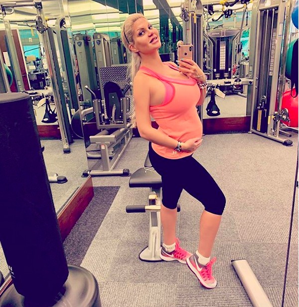 A modelo Sophia Vegas quando ainda estava grávida da filha (Foto: Instagram)
