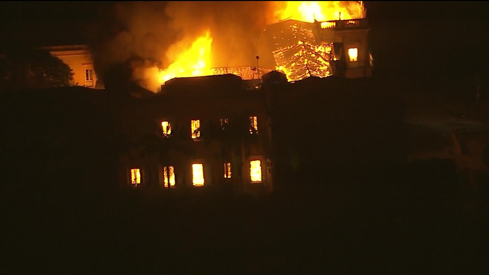 Fogo atinge o Museu Nacional, na Quinta da Boa Vista, Zona Norte do Rio, na noite deste domingo (2). (Foto: Reprodução/TV Globo)