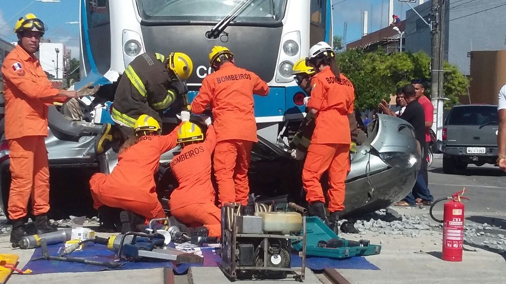 Corpo de Bombeiros foi acionado para retirar vítimas do carro após acidente em Maceió (Foto: Marcos Rolemberg/G1)