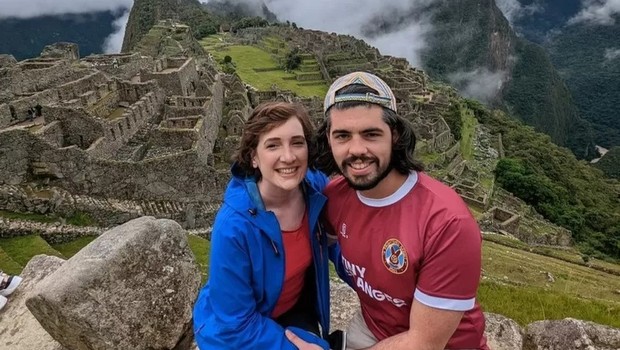 Katherine e Angus viajaram a Machu Picchu, no Peru, no início deste ano (Foto: KATHERINE CROWSON via BBC)