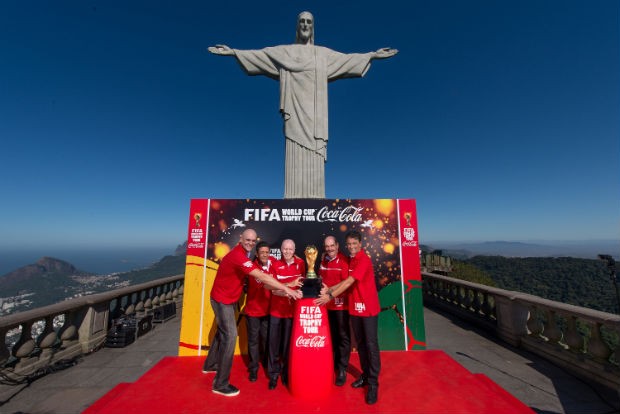 Campeões mundiais recebem a Taça da Copa do Mundo no Rio de Janeiro (Foto: Getty Images)