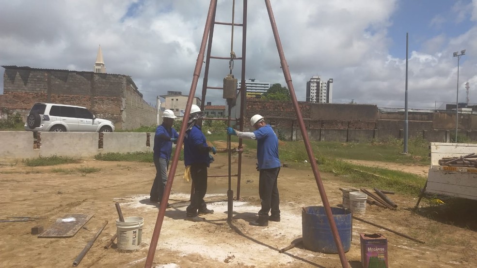 Martelo crava estaca no solo para medir a resistência; estudo está sendo realizado no bairro do Pinheiro, em Maceió — Foto: Derek Gustavo/G1