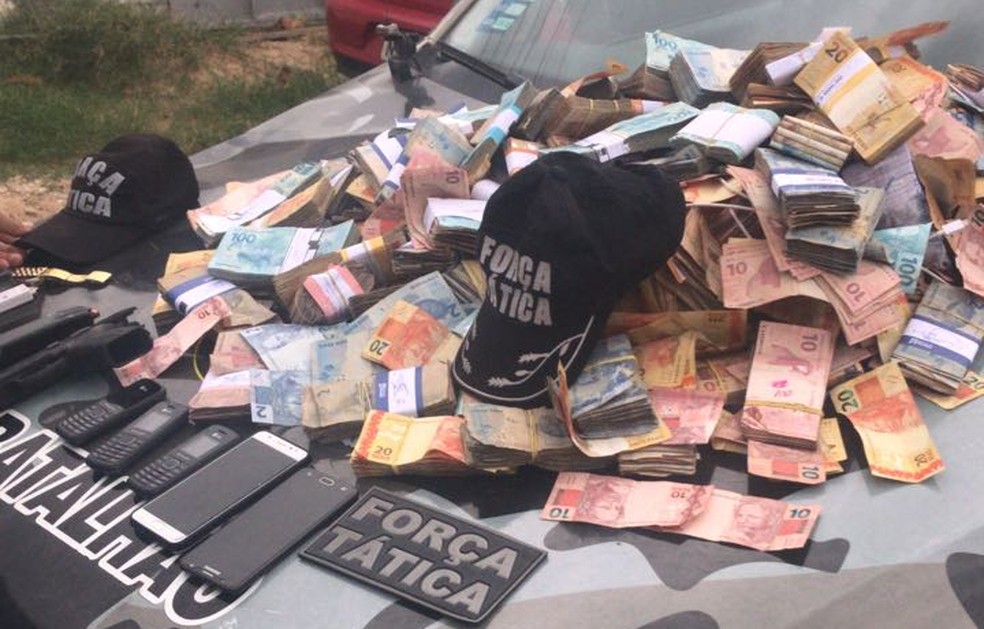 Dinheiro que seria roubado do banco foi apreendido. (Foto: Divulgação/ Polícia Militar)