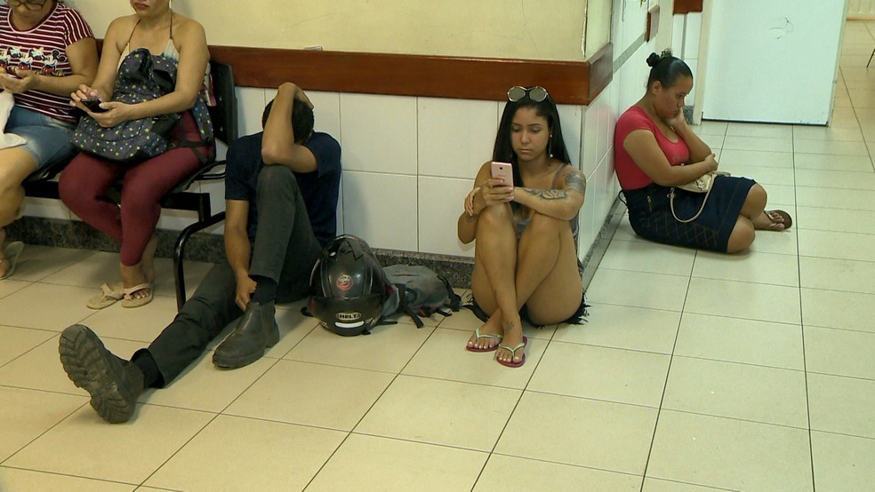 Pacientes esperam atendimento sentados no chã do Pronto Atendimento do Trevo, em Cariacica, no ES  — Foto: Paulo Cordeiro/ TV Gazeta