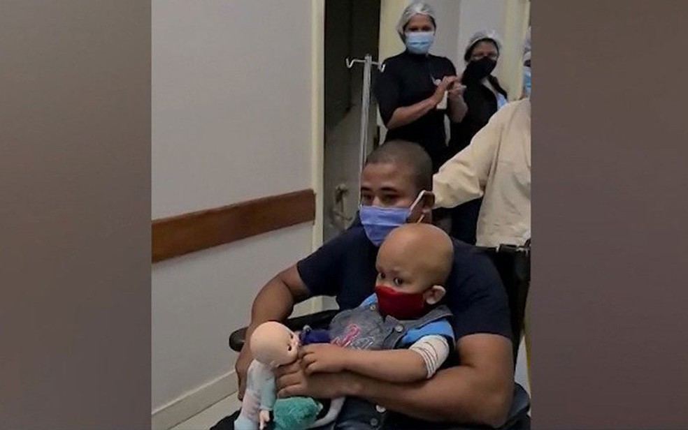 Crianças se recuperam da Covid-19 em Itabuna, no sul da Bahia, e recebem alta — Foto: Reprodução/TV Santa Cruz