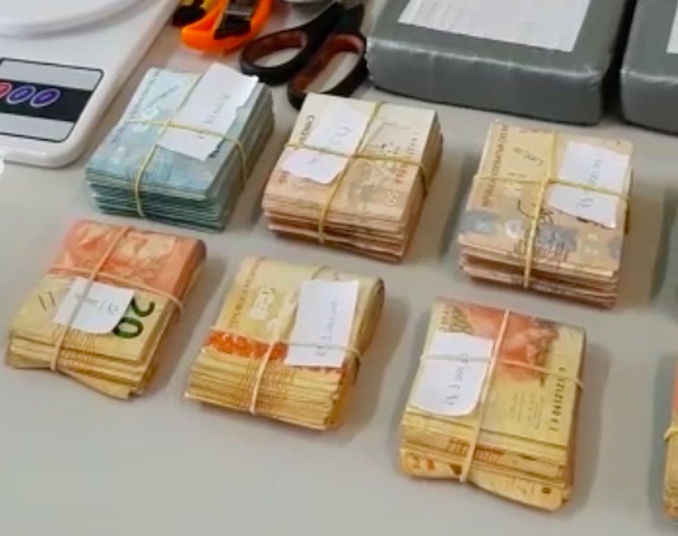 Mais de R$ 34 mil foram apreendidos no apartamento. — Foto: Divulgação/PM