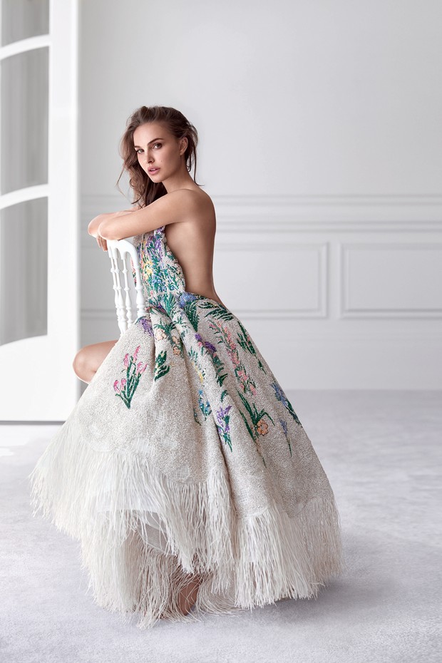 A bordo de um vestido da alta-costura criado por Maria Grazia Chiuri, Natalie Portman é a estrela da campanha do novo Miss Dior (Foto: Divulgação e reprodução Instagram)