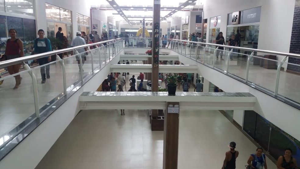 PopulaÃ§Ã£o visita lojas, quiosques e praÃ§a de alimentaÃ§Ã£o do Shopping Copacabana  â Foto: Mazinho RogÃ©rio/G1