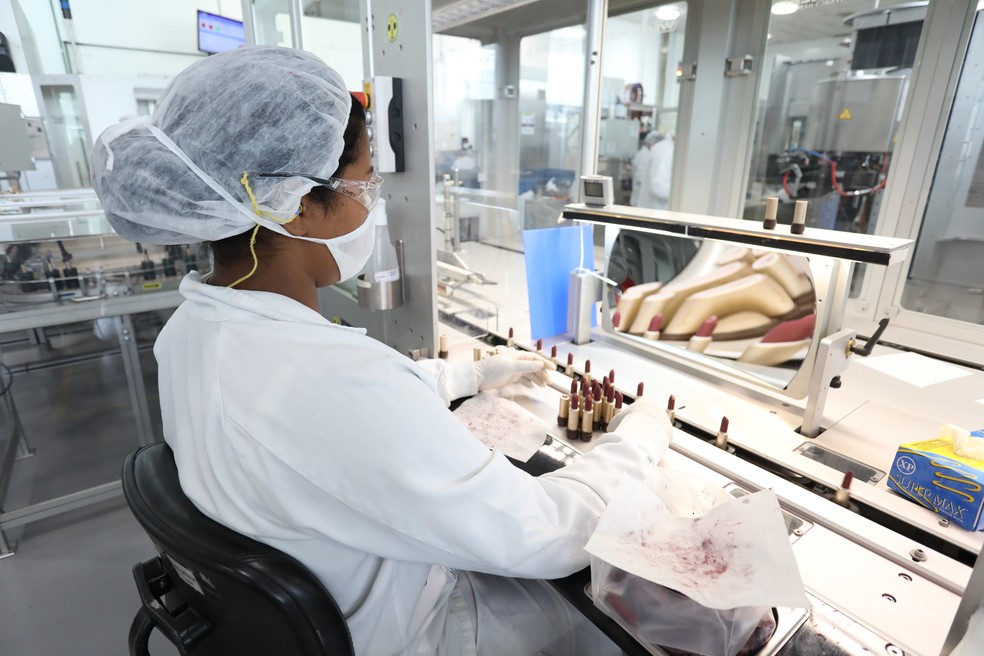 Funcionária verifica os batons um a um e elimina os que saem com algum defeito (Foto: Celso Tavares/G1)