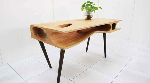 A mesa é feita de madeira (Foto: Divulgação)