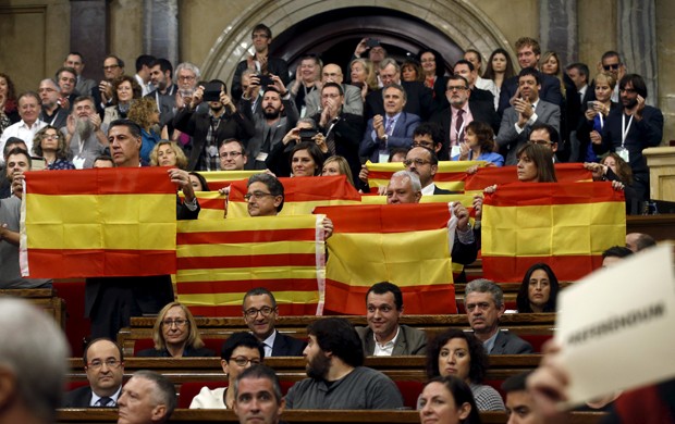 Deputados do Partido Popular (PP) exibem as bandeiras espanholas e catalãs após votação do parlamento catalão que aprovou início do processo de separação (Foto: Albert Gea/ Reuters)