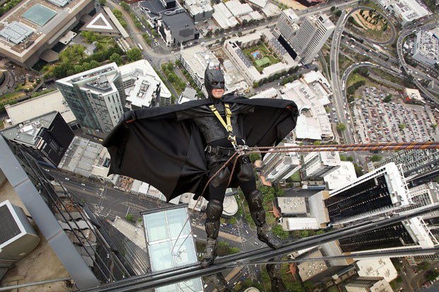 'Batman' escala 2º maior prédio da Austrália em evento de caridade (Foto: Getty Images)