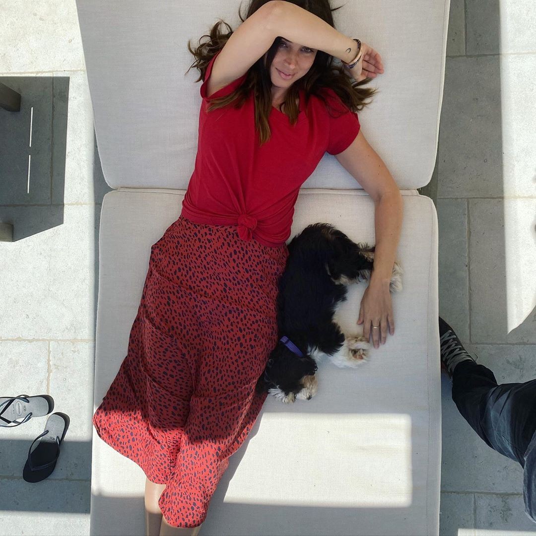Ana de Armas mostra novo membro da família, o cachorro Salsa (Foto: Reprodução / Instagram)