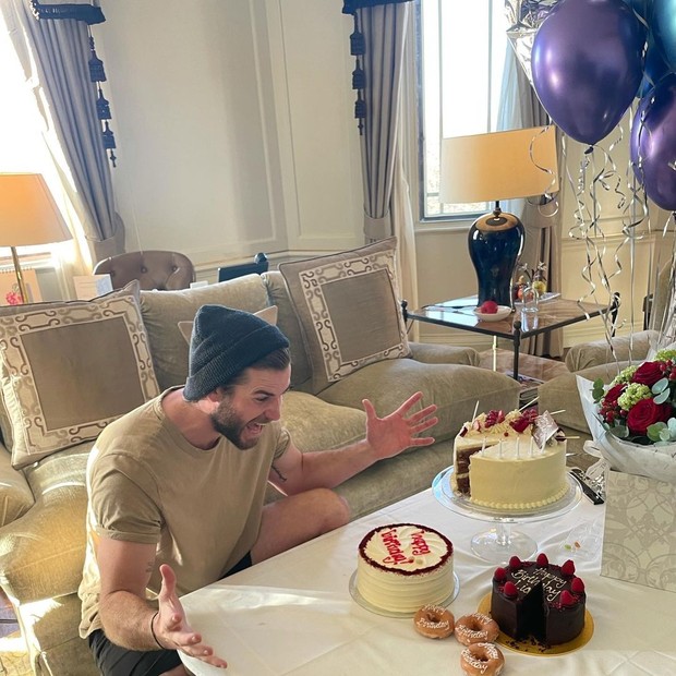 Liam Hemsworth mostra bolos que ganhou de aniversário (Foto: Reprodução/Instagram)