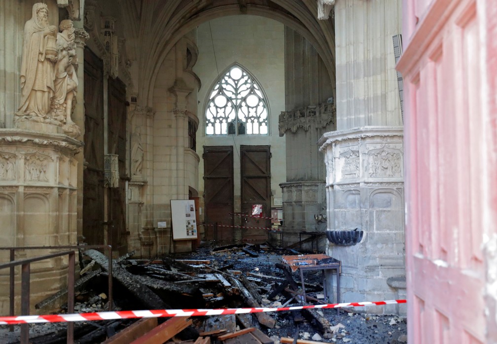 Catedral de Nantes teve órgão, vitral e outros equipamentos destruídos em incêndio — Foto: Stephane Mahe/Reuters