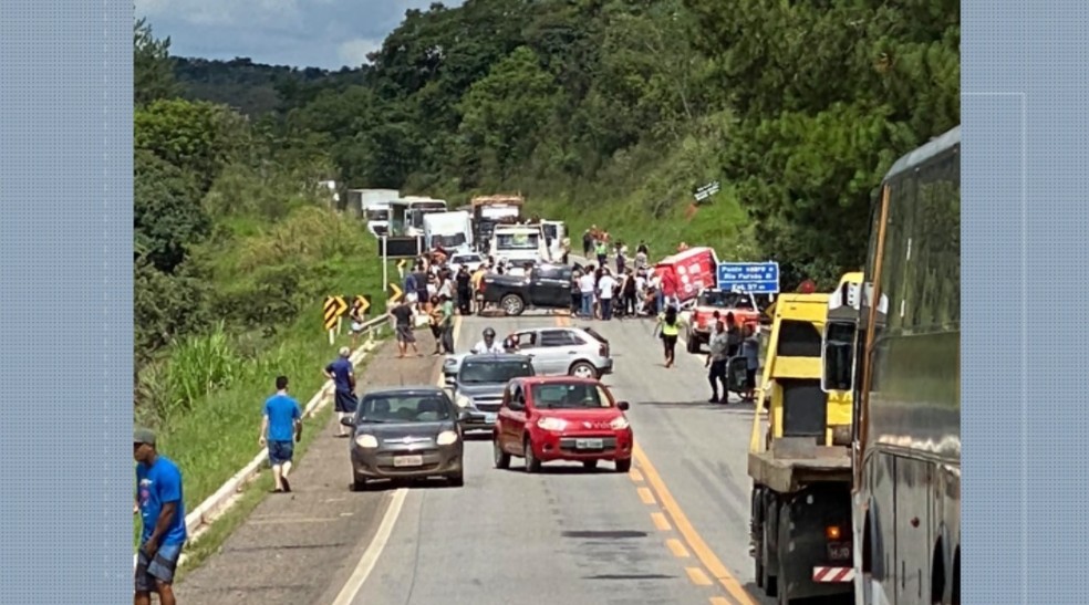 Dois homens morrem e um fica ferido em acidente na BR-267, na zona rural de Baependi  — Foto: Reprodução/EPTV