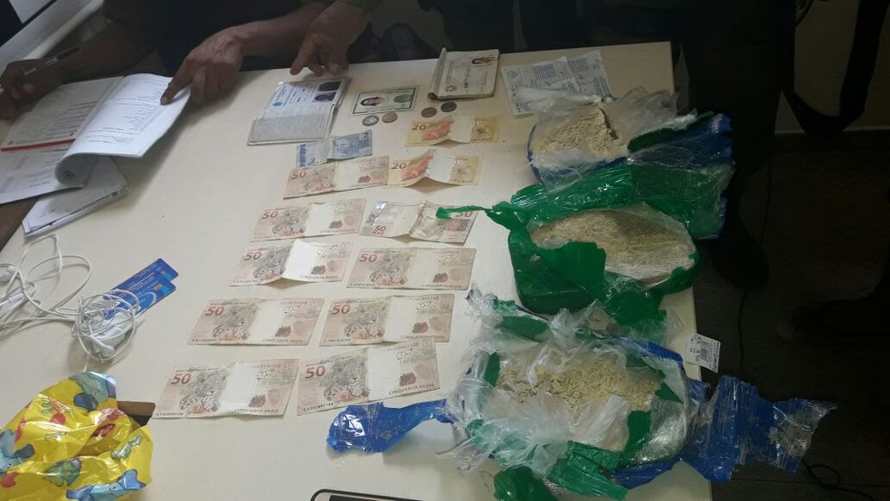 Droga e dinheiro apreendidos pela polÃ­cia em OriximinÃ¡, no ParÃ¡ (Foto: DivulgaÃ§Ã£o/PM)
