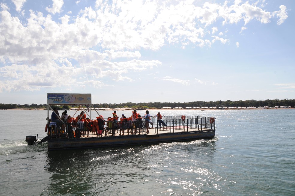 Embarcação fazendo a travessia dos visitantes para Ecopraia da Tartaruga, em Peixe — Foto: Aldemar Ribeiro/ATN/Divulgação