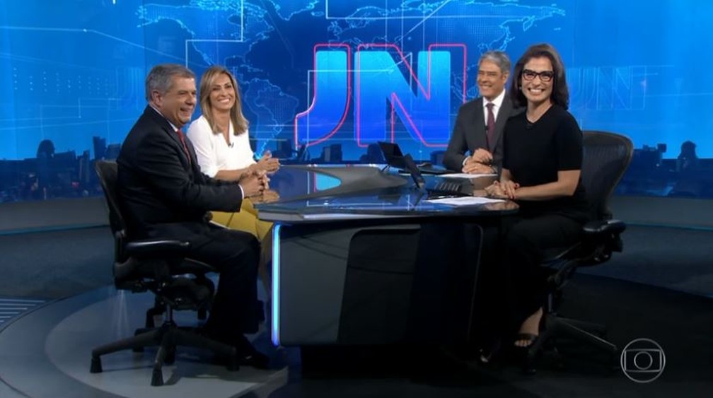 Mário Motta, com mais de 30 anos de JA, apresenta o Jornal Nacional ...