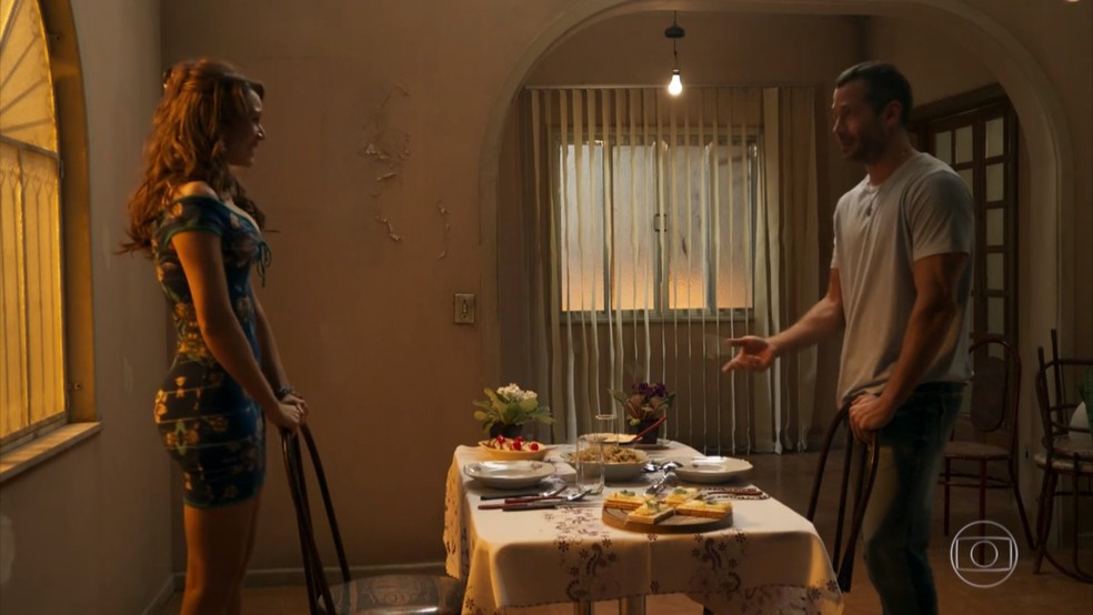 Tancinha (Mariana Ximenes) fica encantada com o jantar preparado por Apolo (Malvino Salvador) - 'Haja Coração' — Foto: Globo