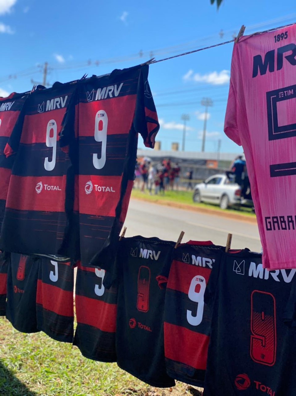 Camisas de Gabigol &agrave; venda perto do CT do Brasiliense &mdash; Foto: Cah&ecirc; Mota