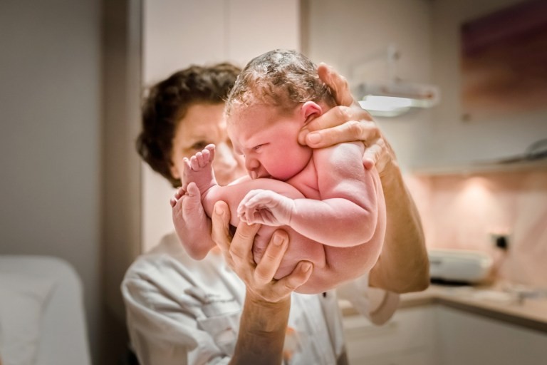 O primeiro lugar foi concedido à fotógrafa Renate Van Lith, de Amsterdã, Holanda, que enviou esta imagem de um bebê recém-nascido sendo segurado por uma enfermeira (Foto: Renate Van Lith)