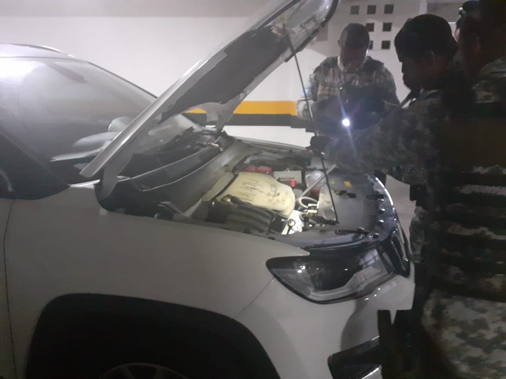Guardas retirando cobra de motor de carro em Salvador — Foto: Divulgação/GCM