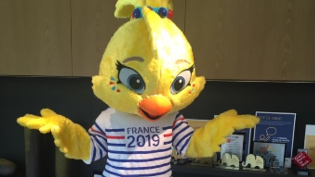 A mascote da Copa do Mundo Ettie, em visita ao escritório da Visa no Brasil (Foto: Divugação)