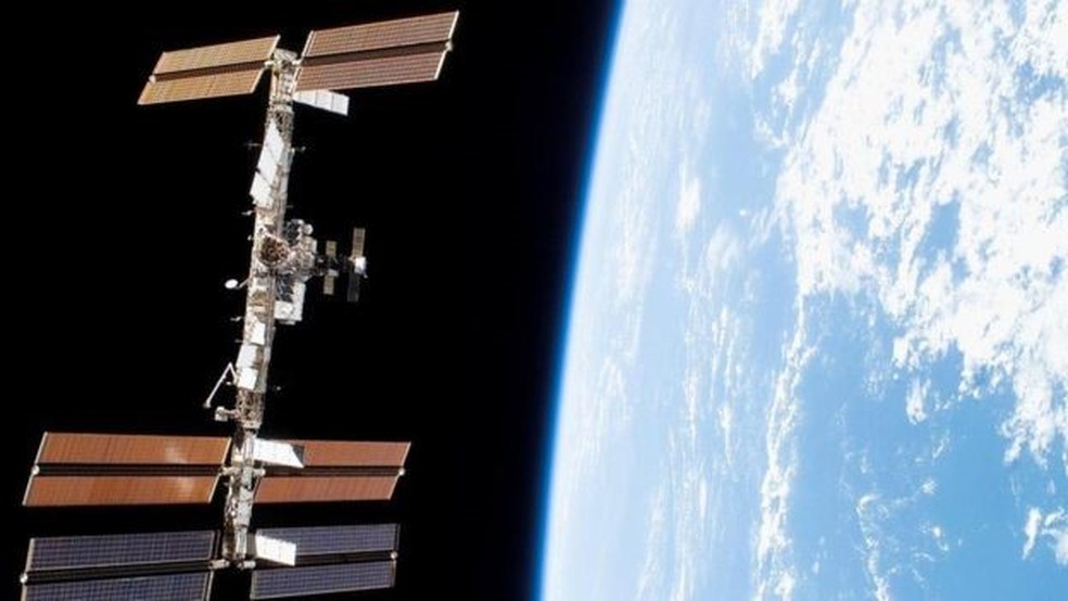 A Estação Espacial Internacional pode ser vista no céu quando seus painéis solares refletem a luz do Sol na direção certa — Foto: Nasa