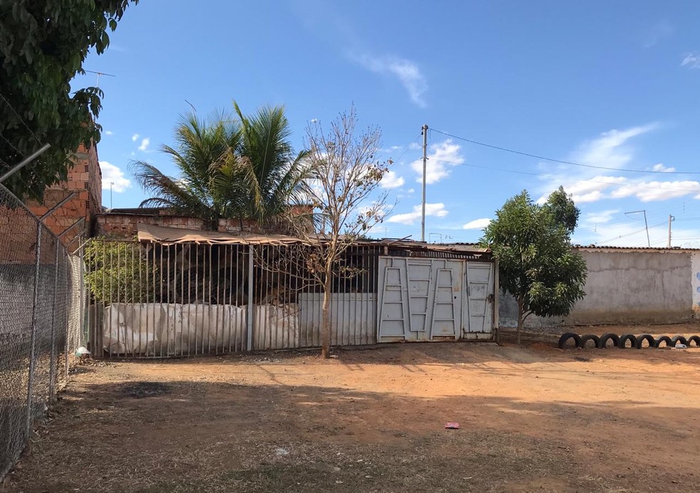 Casa onde morava Marinsio dos Santos Olinto, que confessou ter assassinado funcionria do MEC, no DF  Foto: Afonso Ferreira/G1