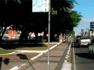 Movimento na Avenida Getúlio Vargas, uma das principais de Feira de Santana, está menor do que o de costume (Foto: Imagens/TV Subaé)