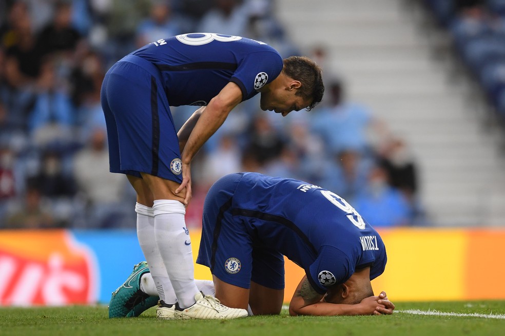 Zagueiro precisou ser substituído aos 40 minutos do primeiro tempo — Foto: Getty Images