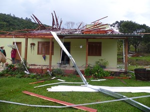 Outra residência teve telhado danificado (Foto: Luana Backes/Jornal Serrano)