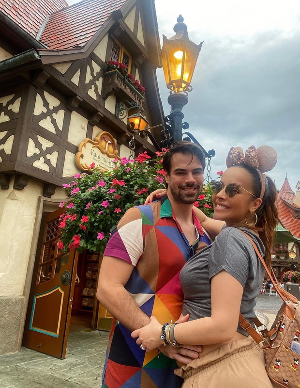 Renata Dominguez e o marido, o empresário Leandro Gléria, no Epcot Center, na Disney (Foto: Reprodução/Instagram)