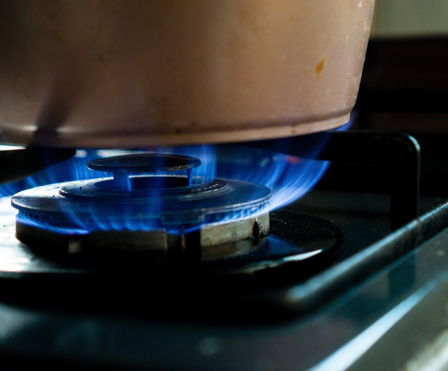A queima do gás nos fogões ou no forno gera uma fumaça com compostos tóxicos. Foto: Unsplash