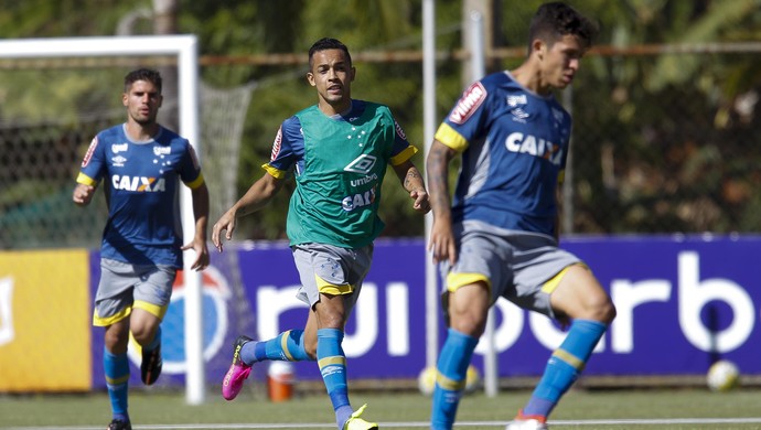 Titular pela primeira vez no Cruzeiro, Ezequiel quer priorizar marcação contra o Coritiba