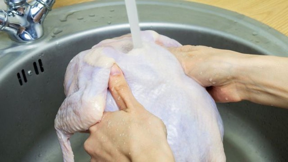 Lavar o frango é um dos erros de higiene mais comuns (e perigosos), segundo especialista — Foto: Getty Images via BBC