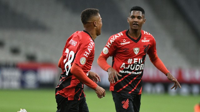 Vitinho comemora com Abner, e Athletico vence em casa