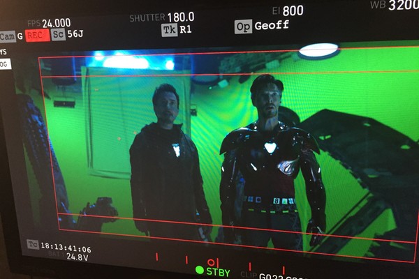 A cena removida de Vingadores: Guerra Civil (2018) que mostraria o Doutor Estranho com a armadura do Homem de Ferro (Foto: Twitter)