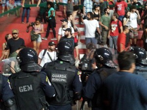 Manifestantes brigaram com guardas municipais no Tesourinha (Foto: Josmar Leite/RBS TV)