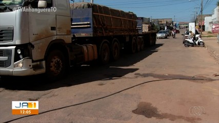 Comerciantes de Taquaralto pedem novo asfalto em avenida central