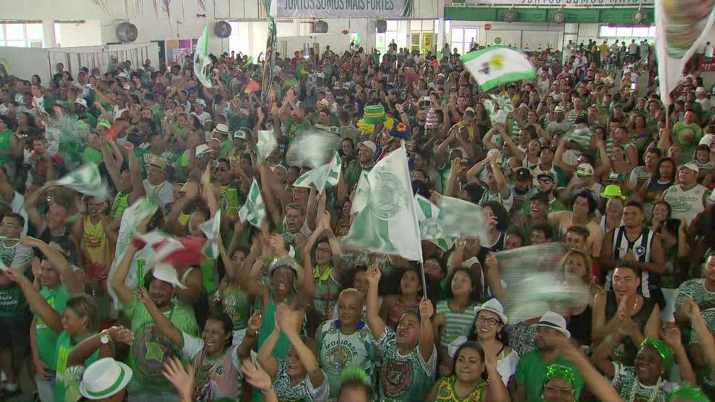 Muita animação na quadra da Mocidade Independente de Padre Miguel durante a apuração (Foto: Reprodução/TV Globo)
