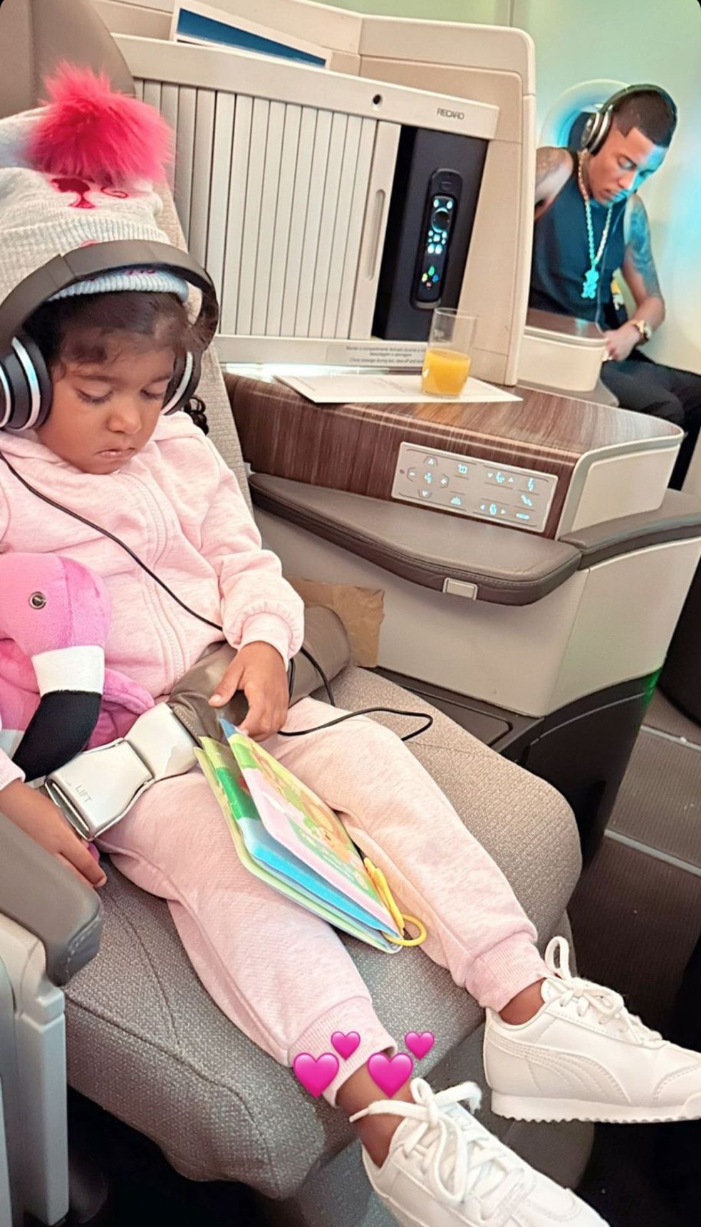 MC Poze viaja com a filha e a ex-mulher em voo de primeira classe para a Europa — Foto: Instagram