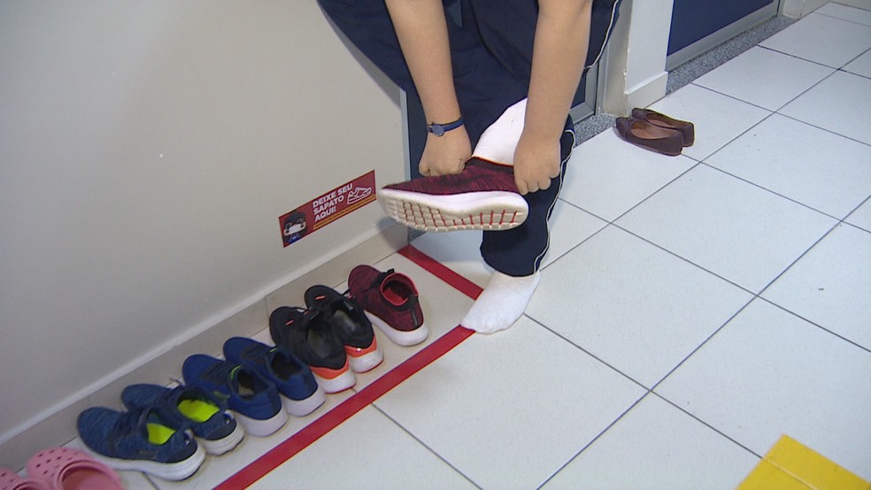 No colégio Martha Falcão, alunos não entram mais em sala de aula com sapatos. — Foto: Reprodução/Rede Amazônica