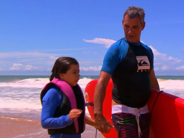 Guilherme pratica stand up paddle para ajudar a filha autista (Foto: Reprodução/ TV Gazeta)