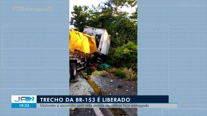 Rodovia BR-153 é liberada após acidente envolvendo caminhão deixar motorista ferido
