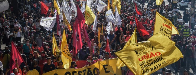 Protesto para exige que o Supremo prorrogue moratória sobre despejos imposta durante a pandemia, que expira em 30 de junho e afetaria dezenas de milhares de famílias de baixa renda, em São Paulo — Foto: NELSON ALMEIDA / AFP