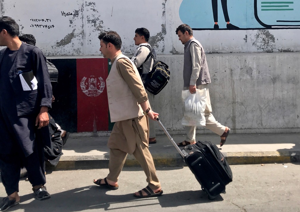 Pessoas se encaminham ao aeroporto de Cabul, no Afeganistão. — Foto: REUTERS/Stringer